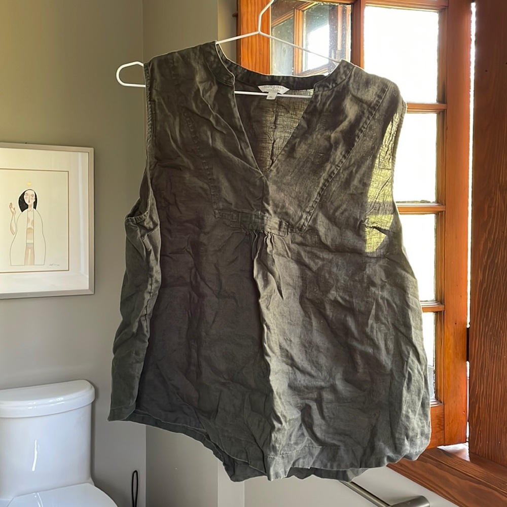 Cool and comfortable linen v-neck sleeveless top